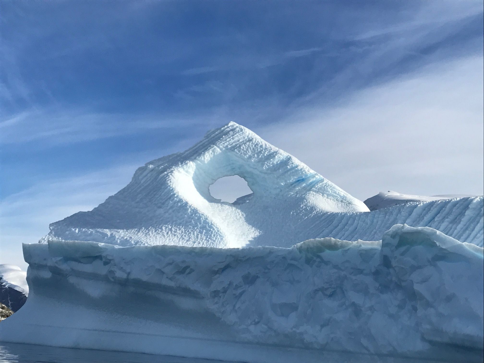 Eisberg mit Loch